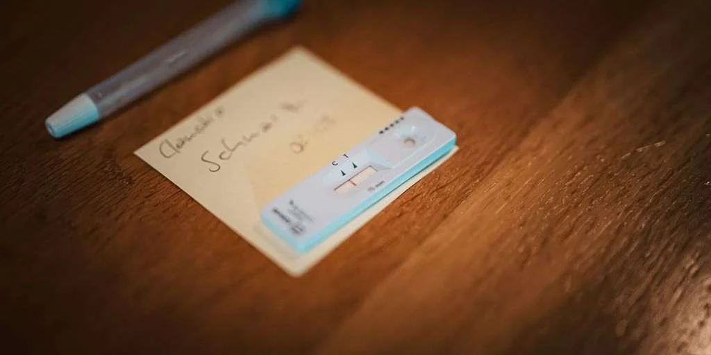 a note with a pen sitting on top of it